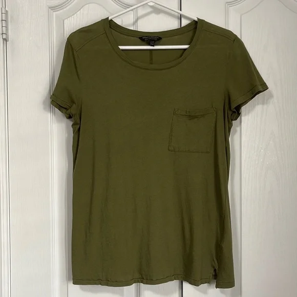 BANANA REPUBLIC light weight olive tshirt with pocket, sz med - Picture 1 of 4